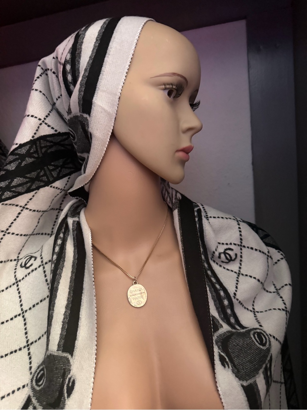 CHANEL Gold small Pendant  Necklace with Chain,box